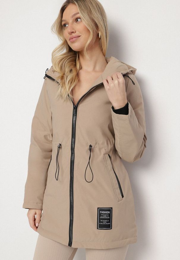 Born2be - Ciemnobeżowa Kurtka Parka z Kapturem i Kieszeniami Ściągana w Pasie Omeina. Okazja: na co dzień. Typ kołnierza: kaptur. Kolor: beżowy. Materiał: jeans. Styl: elegancki, casual