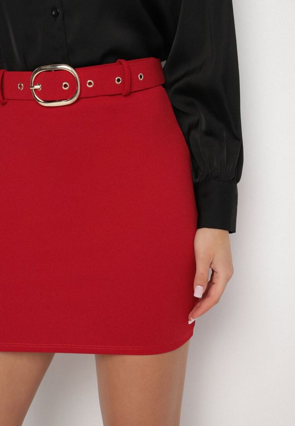 Born2be - Bordowa Ołówkowa Spódnica z Wysokim Stanem i Paskiem z Ozdobną Klamrą Avasenna. Okazja: na co dzień. Stan: podwyższony. Kolor: czerwony. Styl: elegancki, casual, klasyczny