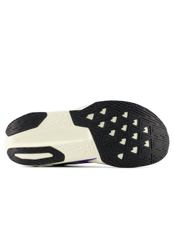 Buty unisex New Balance FuelCell Rebel v5 MFCX4KU – fioletowe. Kolor: fioletowy. Materiał: materiał, syntetyk, guma. Szerokość cholewki: normalna. Wzór: geometria. Sport: fitness, bieganie