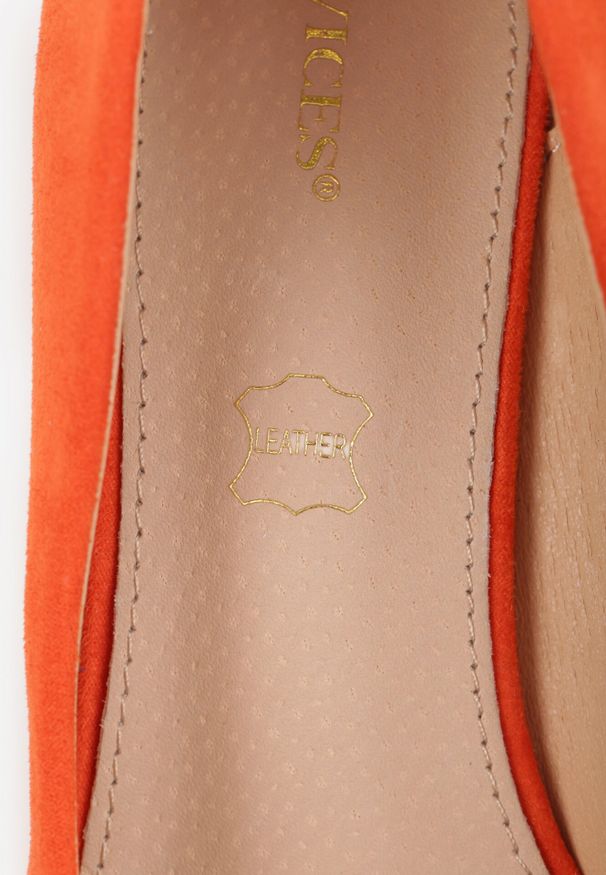 Born2be - Pomarańczowe Czółenka Vices na Obcasie ze Skórzaną Wkładką z Cyrkoniami Fonarieth. Okazja: do pracy, na co dzień. Zapięcie: bez zapięcia. Kolor: pomarańczowy. Wzór: aplikacja. Materiał: skóra. Sezon: wiosna, lato. Obcas: na obcasie. Styl: elegancki, klasyczny, casual. Wysokość obcasa: średni