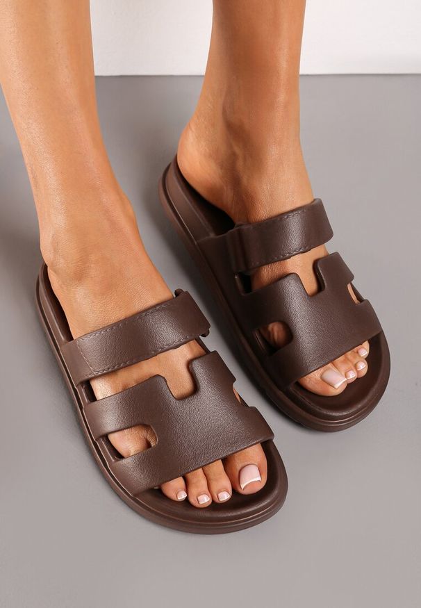 Renee - Brązowe Basenowe Klapki Piankowe z Wycięciami na Pasku Wrenlita. Kolor: brązowy