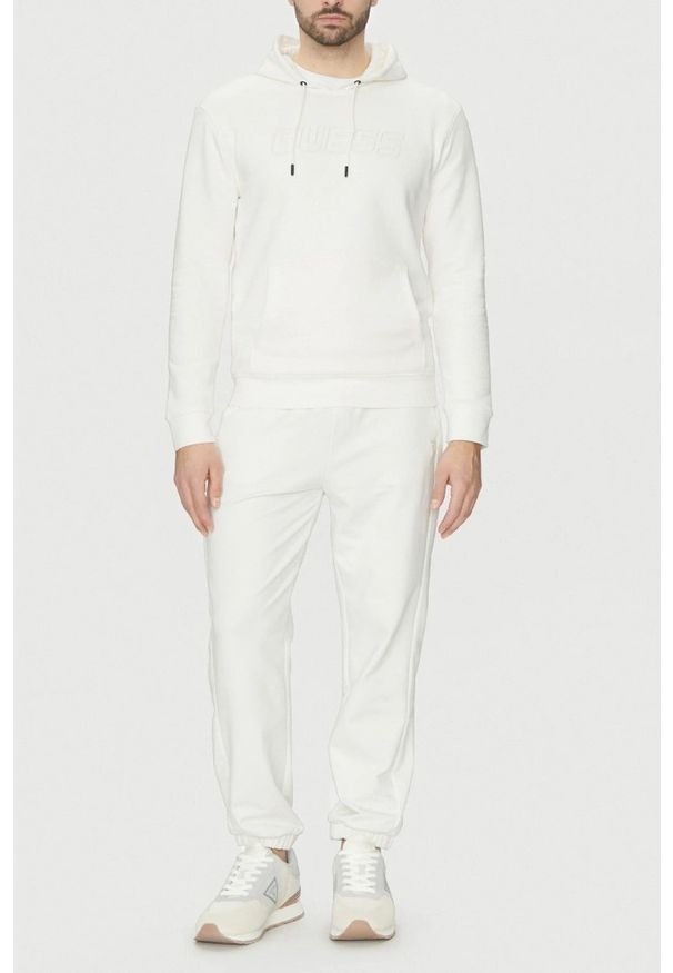 Guess - GUESS Biała bluza męska Aldwin, Rozmiar XL. Okazja: na co dzień. Kolor: biały. Materiał: materiał, bawełna, poliester. Długość rękawa: długi rękaw. Długość: długie. Styl: klasyczny, casual