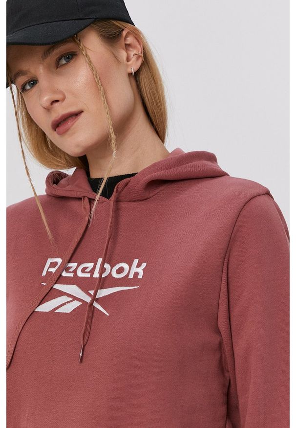 Reebok Classic - Bluza bawełniana. Typ kołnierza: kaptur. Kolor: różowy. Materiał: bawełna. Długość rękawa: długi rękaw. Długość: długie. Wzór: aplikacja