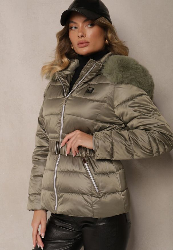 Renee - Ciemnozielona Kurtka z Pikowanym Przeszyciem Kapturem z Futerkiem i Marszczonym Paskiem Ravasinna. Okazja: na co dzień. Kolor: zielony. Materiał: futro. Styl: casual, elegancki