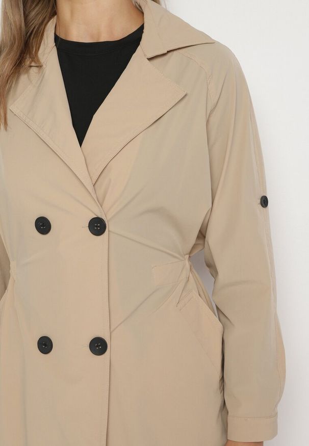 Born2be - Beżowy Dwurzędowy Płaszcz z Bawełną i Regulowanymi Rękawami Ściągany z Tyłu Paskiem Mevalina. Okazja: do pracy. Kolor: beżowy. Materiał: bawełna. Styl: elegancki, klasyczny