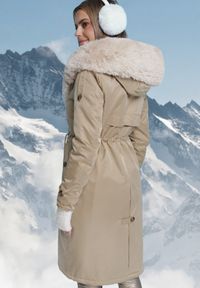 Born2be - Beżowa Nylonowa Kurtka Parka Płaszcz Ozdobiona Futerkiem Faelana. Kolor: beżowy. Materiał: nylon, futro. Wzór: aplikacja