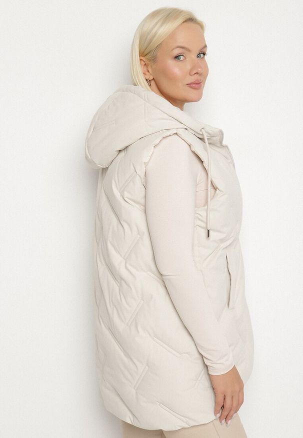 Born2be - Biała Przejściowa Kamizelka z Pikowanymi Przeszyciami i Kapturem Fesolira. Okazja: na co dzień. Kolekcja: plus size. Kolor: biały. Materiał: jeans. Styl: casual, sportowy