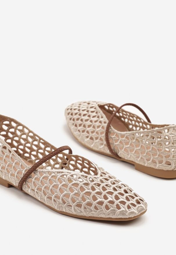 Born2be - Ciemnobeżowe Balerinki Boho z Szydełkową Cholewką z Paskiem Vocele. Okazja: na spacer. Zapięcie: pasek. Kolor: beżowy. Szerokość cholewki: normalna. Sezon: lato. Styl: boho
