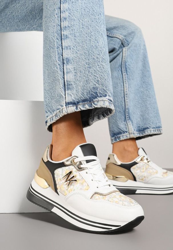 Born2be - Biało-Czarne Sneakersy z Metaliczną Aplikacją Divisca. Okazja: na co dzień. Kolor: biały. Materiał: jeans. Wzór: aplikacja