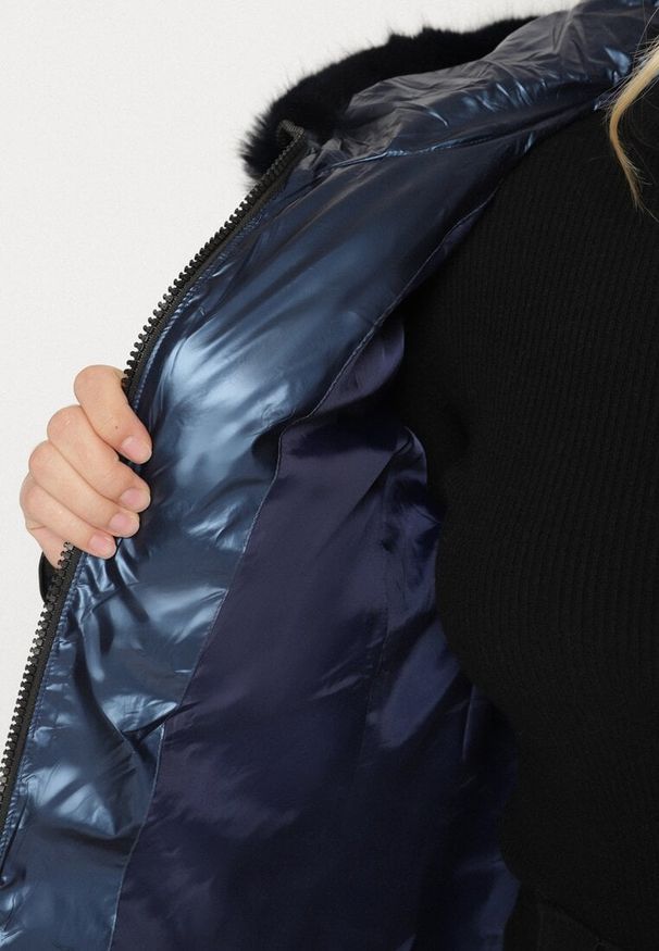 Born2be - Granatowa Pikowana Kurtka z Kapturem z Futerkiem Zorria. Typ kołnierza: kaptur. Kolekcja: plus size. Kolor: niebieski. Materiał: futro. Wzór: aplikacja