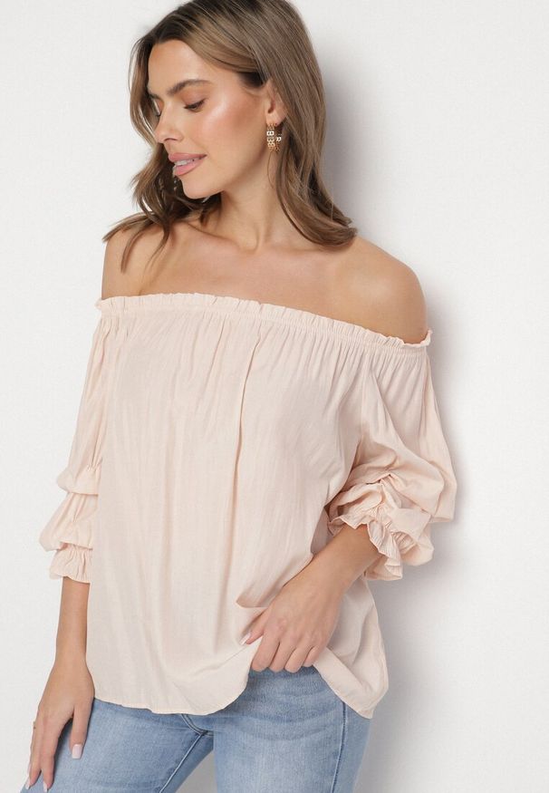 Born2be - Jasnoróżowa Bluzka z Wiskozą Dekoltem w Łódkę i Falbanami Fenalora. Okazja: na co dzień. Typ kołnierza: dekolt w łódkę. Kolor: różowy. Materiał: wiskoza. Styl: elegancki, casual