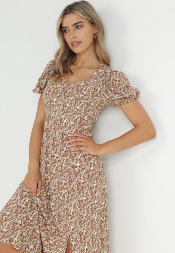 Born2be - Beżowo-Zielona Sukienka Midi z Gumką w Pasie i Rozcięciem Kaylanii. Kolor: beżowy. Materiał: tkanina, bawełna. Sezon: wiosna, lato. Długość: midi