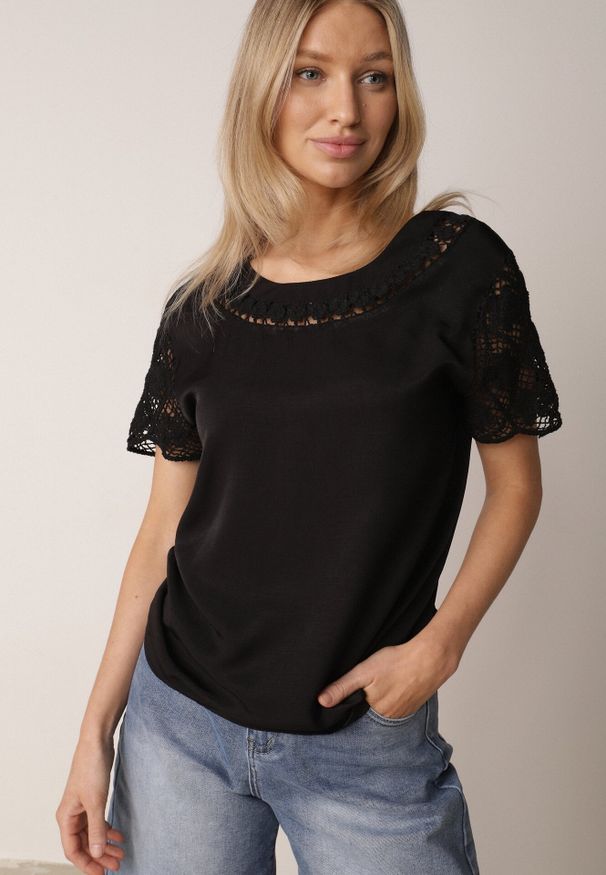 Born2be - Czarna Bluzka Ozdobiona Ażurowymi Rękawkami Kelnila. Okazja: na co dzień, do pracy. Kolor: czarny. Materiał: jeans. Długość rękawa: krótki rękaw. Długość: długie. Wzór: ażurowy, aplikacja. Styl: casual, klasyczny, elegancki