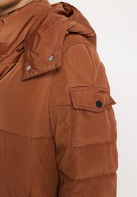 Born2be - Brązowa Długa Kurtka Płaszcz Pikowana z Kapturem Bellique. Typ kołnierza: kaptur. Kolor: brązowy. Długość: długie. Wzór: aplikacja #5