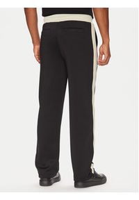 Guess Spodnie dresowe Z5YB14 KCRU2 Czarny Regular Fit. Kolor: czarny. Materiał: syntetyk #5