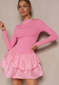 Renee - Różowa Sukienka Longsleeve o Rozkloszowanym Kroju z Falbanką Reline. Okazja: na co dzień. Kolor: różowy. Materiał: skóra. Długość rękawa: długi rękaw. Typ sukienki: proste. Styl: klasyczny, elegancki, casual #3