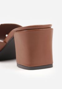 Born2be - Brązowe Klapki na Słupku z Kwadratowym Noskiem i Metaliczną Aplikacją Sivrinah. Okazja: na co dzień. Kolor: brązowy. Materiał: jeans. Wzór: aplikacja. Sezon: lato. Obcas: na słupku. Styl: casual, elegancki, klasyczny #2