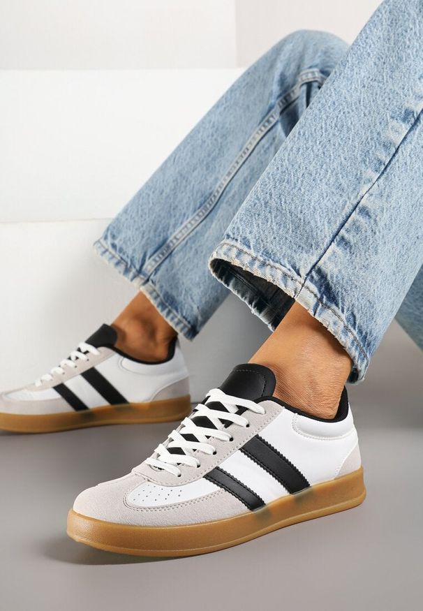 Renee - Biało-Czarne Sneakersy w Stylu Klasycznych Tenisówek Zdobione Przeszyciami Ivelfia. Okazja: na co dzień, na spacer. Kolor: biały. Materiał: jeans. Wzór: aplikacja. Sport: turystyka piesza
