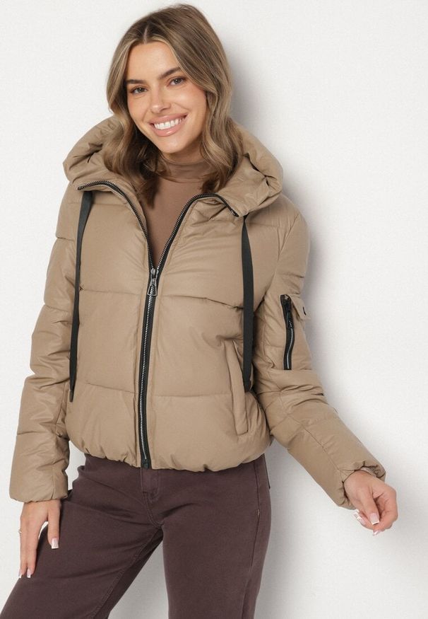 Born2be - Ciemnobeżowa Pikowana Kurtka Puffer z Kapturem i Ozdobnymi Taśmami Relania. Okazja: na spacer, na co dzień. Typ kołnierza: kaptur. Kolor: beżowy. Materiał: dzianina, skóra, poliester. Styl: casual