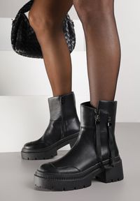 Born2be - Czarne Botki Vices na Słupku z Ozdobną Tasiemką Rivavie. Okazja: na co dzień. Kolor: czarny. Materiał: jeans. Obcas: na słupku. Styl: casual, elegancki