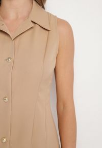 Born2be - Ciemnobeżowa Koszulowa Sukienka z Ozdobnymi Guzikami Redellee. Okazja: na spacer, na co dzień. Typ kołnierza: kołnierzyk klasyczny. Kolor: beżowy. Typ sukienki: koszulowe. Styl: casual, klasyczny #5