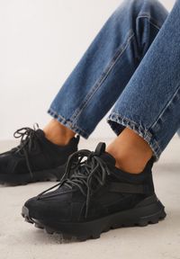 Renee - Czarne Zamszowe Sneakersy w Stylu Chunky z Podwójnym Wiązaniem i Perforacją Kildei. Kolor: czarny. Materiał: zamsz. Szerokość cholewki: normalna #1