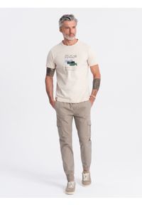 Ombre Clothing - Męskie spodnie JOGGERY z zapinanymi kieszeniami cargo - beżowe V2. Okazja: na co dzień. Kolor: beżowy. Materiał: elastan, bawełna. Sezon: lato. Styl: klasyczny, sportowy, casual