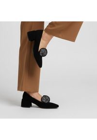 Czarne Czółenka S.Barski Eleganckie Buty Damskie Z Broszką. Kolor: czarny. Szerokość cholewki: normalna. Wzór: aplikacja. Obcas: na obcasie. Styl: elegancki. Wysokość obcasa: średni #1