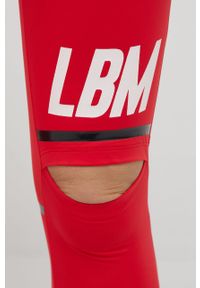 LABELLAMAFIA - LaBellaMafia legginsy treningowe Essentials damskie kolor czerwony z nadrukiem. Stan: podwyższony. Kolor: czerwony. Wzór: nadruk