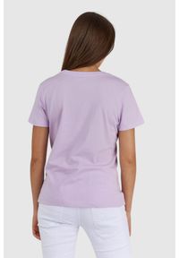 Guess - GUESS Fioletowy t-shirt damski z białym logo. Kolor: fioletowy. Materiał: bawełna. Wzór: nadruk #4