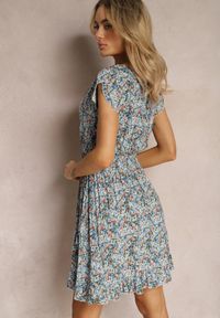 Renee - Niebieska Sukienka z Bawełny w Kwiaty z Gumką w Talii Gomalia. Typ kołnierza: kołnierz z falbankami. Kolor: niebieski. Materiał: bawełna. Wzór: kwiaty