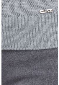 DKNY - Dkny Sweter P1HSAGA3 damski kolor szary z golfem. Okazja: na co dzień. Typ kołnierza: golf. Kolor: szary. Materiał: dzianina. Wzór: ze splotem. Styl: casual #2