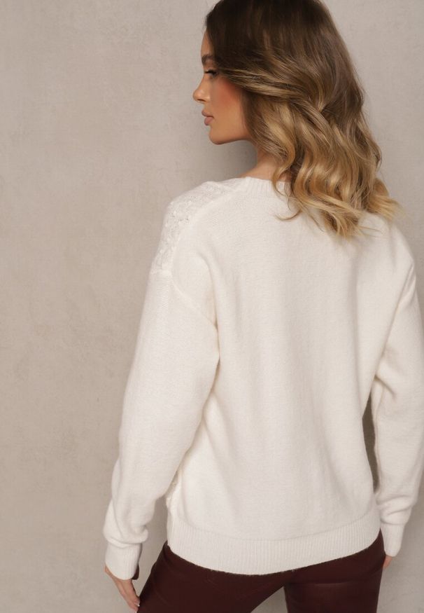 Renee - Jasnobeżowy Ażurowy Kardigan na Guziki Nolila. Okazja: na co dzień, na spotkanie biznesowe. Typ kołnierza: dekolt w kształcie V. Kolor: beżowy. Materiał: jeans. Długość rękawa: długi rękaw. Długość: długie. Wzór: ażurowy. Styl: casual, biznesowy, elegancki