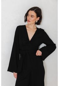 BLUZKA TAYLOR CZARNA M - Flawless. Typ kołnierza: dekolt kopertowy. Kolor: czarny. Styl: elegancki