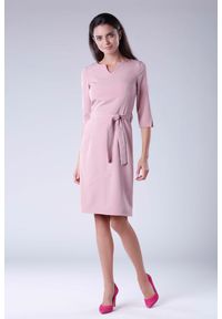 Nommo - Różowa Sukienka Wiązana w Pasie z Rękawem 3/4. Kolor: różowy. Materiał: poliester, wiskoza #1