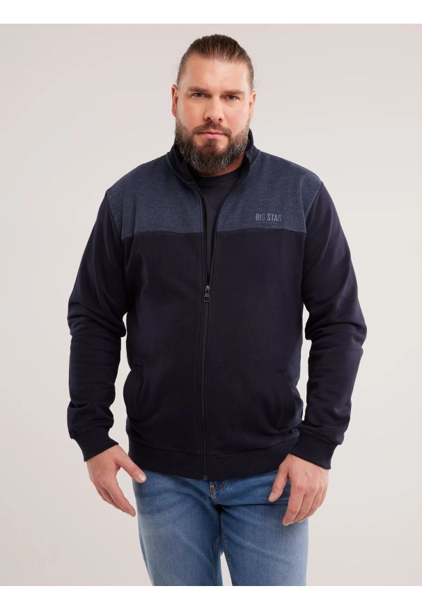 Big-Star - Bluza męska ze stójką granatowa Joe 403. Okazja: na co dzień. Typ kołnierza: kołnierzyk stójkowy. Kolor: niebieski. Materiał: bawełna, jeans. Wzór: melanż, aplikacja, nadruk. Sezon: zima, jesień. Styl: klasyczny, casual