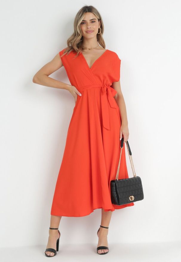 Born2be - Pomarańczowa Sukienka Maxi z Materiałowym Paskiem i Kopertowym Dekoltem Istilla. Okazja: na wesele, na co dzień, na ślub cywilny. Typ kołnierza: dekolt kopertowy. Kolor: pomarańczowy. Materiał: materiał. Typ sukienki: kopertowe. Styl: casual. Długość: maxi