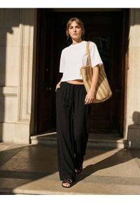 Sinsay - Spodnie wide leg z wiskozą - czarny. Kolor: czarny. Materiał: wiskoza