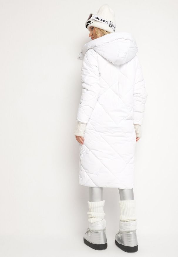 Born2be - Biała Kurtka Płaszcz z Geometrycznym Pikowaniem Johnatta. Kolor: biały. Wzór: geometria