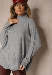 Renee - Jasnoszary Golf o Kroju Oversize z Eleganckim Cyrkoniowym Zdobieniem przy Dekolcie Melirra. Typ kołnierza: golf. Kolor: szary. Wzór: aplikacja. Sezon: zima. Styl: elegancki #4