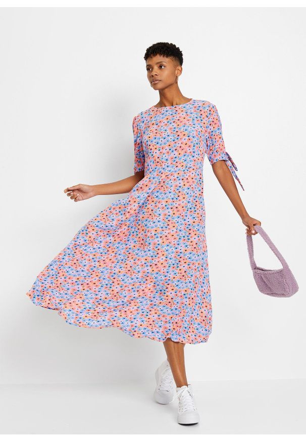 bonprix - Sukienka midi. Typ kołnierza: kokarda. Kolor: fioletowy. Wzór: kwiaty. Długość: midi