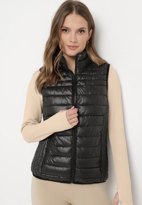 Born2be - Czarna Kamizelka Pikowana z Kieszonkami i Wysokim Kołnierzem Kendiana. Kolor: czarny