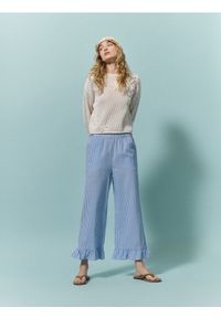 Reserved - Bawełniane spodnie z falbanką - jasnoniebieski. Kolor: niebieski. Materiał: bawełna #1