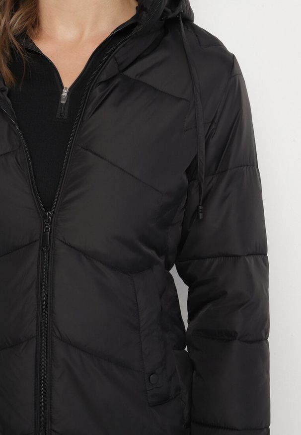 Born2be - Czarna Kurtka z Szerokim Pikowaniem i Kapturem Yasidi. Okazja: na co dzień. Kolor: czarny. Materiał: jeans. Styl: elegancki, casual