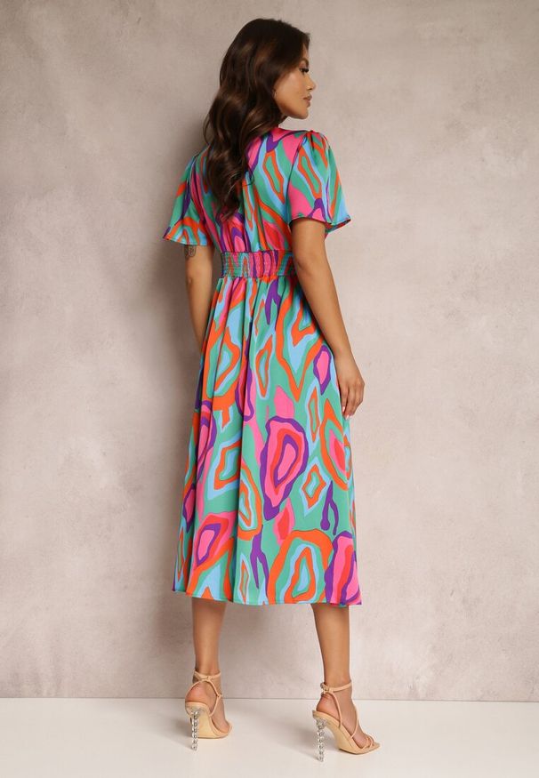 Renee - Zielono-Różowa Sukienka Eudathe. Typ kołnierza: dekolt w kształcie V. Kolor: zielony. Typ sukienki: rozkloszowane, dopasowane. Styl: wakacyjny. Długość: midi