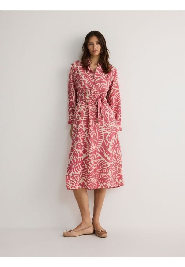 Reserved - Wzorzysta sukienka midi z wiskozy - brudny róż. Kolor: różowy. Materiał: wiskoza. Długość: midi
