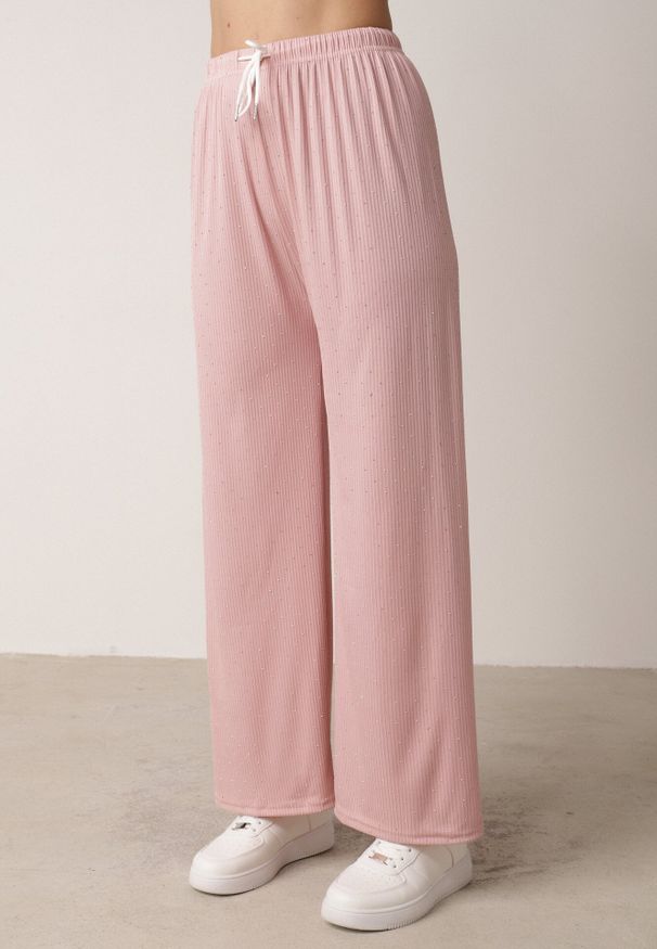 Born2be - Różowy Komplet Oversize z Cyrkoniami T-shirt i Spodnie Arnatea. Kolor: różowy. Wzór: aplikacja