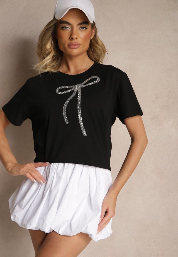 Renee - Czarny Bawełniany T-shirt z Cekinową Aplikacją w Kształcie Kokardy Tenuria. Okazja: na co dzień. Typ kołnierza: kokarda. Kolor: czarny. Materiał: bawełna. Wzór: aplikacja. Styl: glamour, klasyczny, elegancki, casual