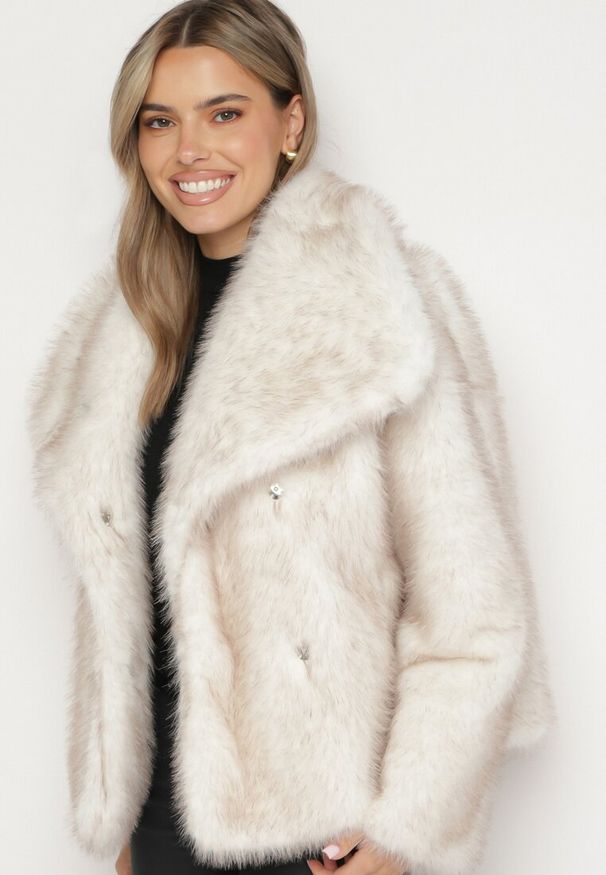 Born2be - Jasnobeżowa Kurtka Futerko z Szerokim Kołnierzem Vertilira. Okazja: na co dzień. Kolor: beżowy. Materiał: futro. Styl: casual, elegancki, wizytowy