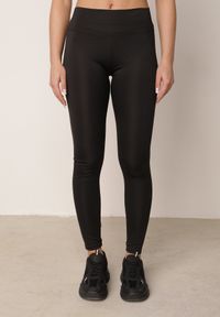 Born2be - Czarne Legginsy w Stylu Basic z Wyszczuplającym Pasem Samertes. Okazja: do pracy, na co dzień, na spacer. Stan: podwyższony. Kolor: czarny. Długość: krótkie. Styl: casual #2